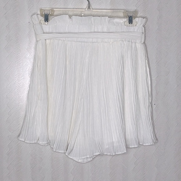 🆕 LULUS Pleat Yourself White Pleated High-Waisted Paperbag Shorts Size S - Picture 6 of 9